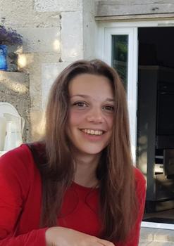 Clases particulares de educación primaria, historia o economía con Coline